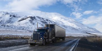 A Dalton Highway percorre 666 km majoritariamente de cascalho no Alasca; com temperaturas extremas, ela é a rota de carga mais isolada do Círculo Polar