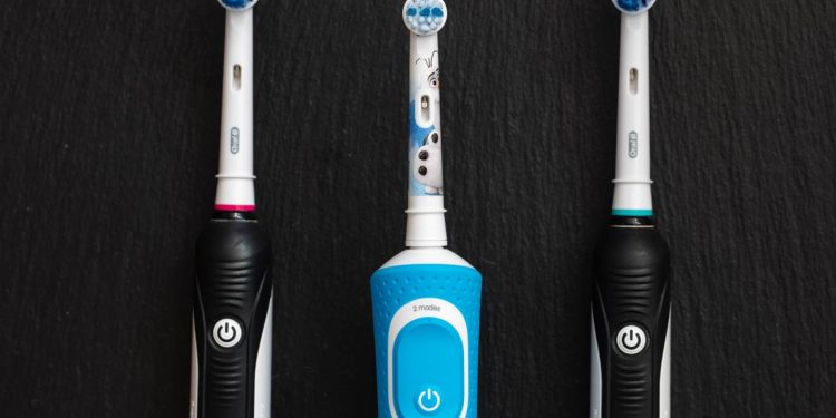 Melhores escovas de dente elétricas básicas limpam com eficiência