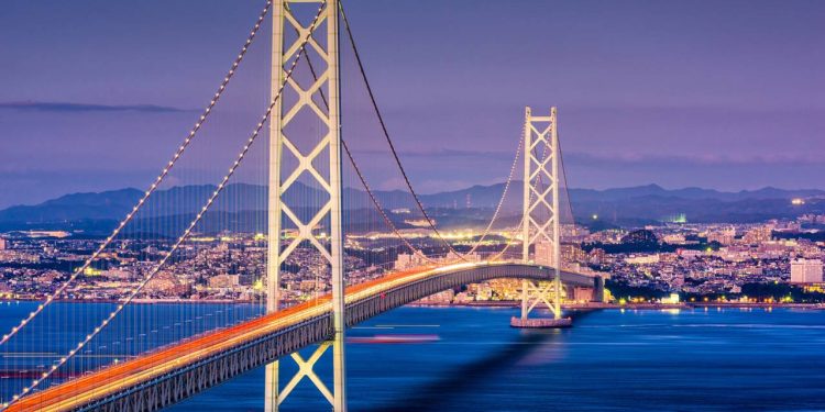 Com 1.991 metros de vão livre e cabos que suportam forças hercúleas, a gigante japonesa de 1998 provou que é possível vencer terremotos e tufões no Estreito de Akashi