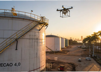Inspeção de tanques com drones e robôs magnéticos reduz riscos em polos industriais