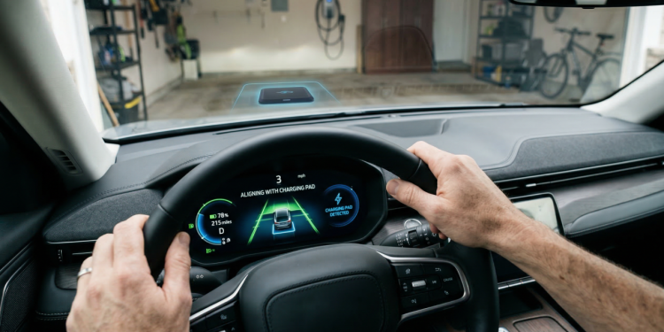 O tapete de carregamento por indução para garagens que permite carregar a bateria do seu carro elétrico apenas estacionando por cima, sem precisar de fios