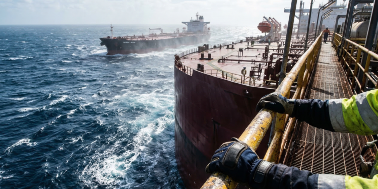 A plataforma gigantesca que funciona como uma refinaria flutuante no meio do oceano