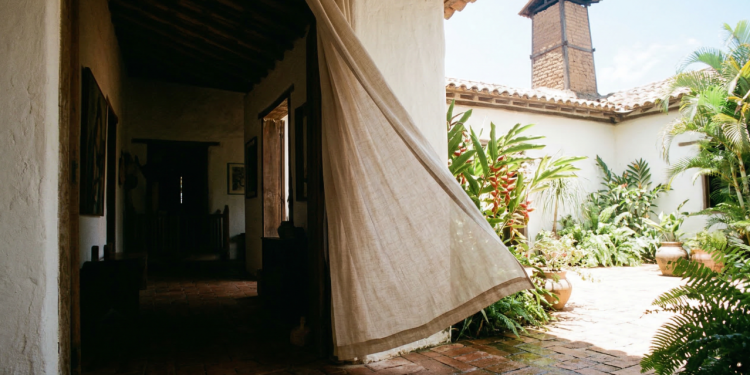 Casa pátio de 58 metros quadrados que utiliza uma "chaminé de vento" para baixar a temperatura interna em até 8°C usando apenas física e brisa natural