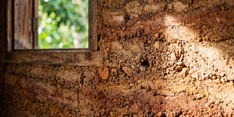 Casa de 45 metros quadrados com paredes de terra que "respiram" e mantêm o interior fresco no verão e quente no inverno sem ar-condicionado