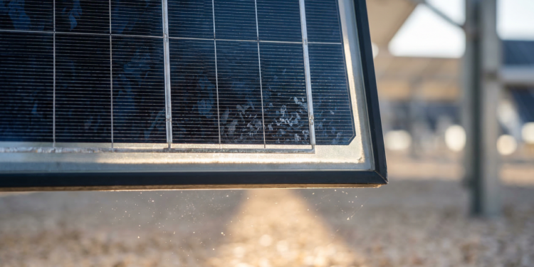 O painel solar de duas faces que aproveita até o "brilho do chão" para gerar energia extra enquanto o sol se põe