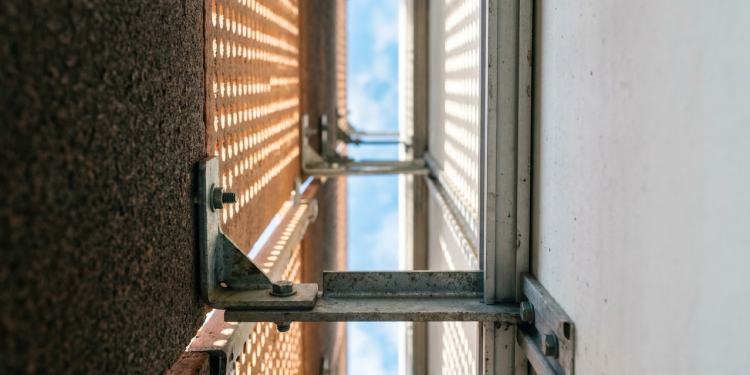 Casa de 52 metros quadrados com fachada dupla ventilada que reduz o aquecimento das paredes externas durante o verão