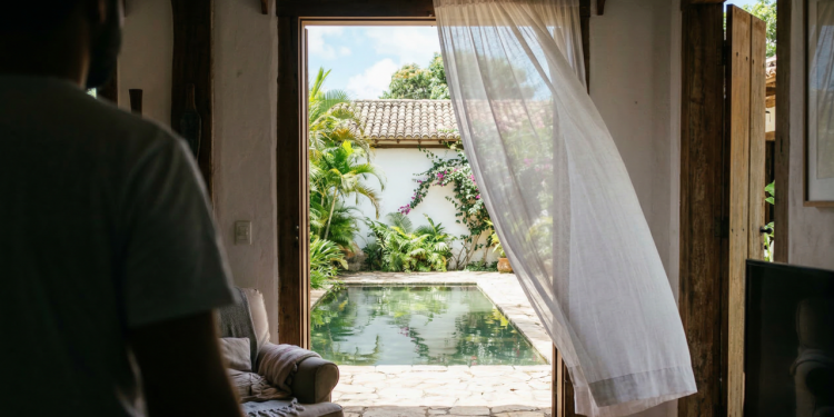 Casa pátio de 54 metros quadrados que utiliza um lago raso central para reduzir a temperatura interna através da evaporação natural
