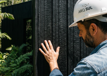 O chalé negro de 40 metros quadrados revestido com madeira queimada que dispensa pintura e resiste ao sol e à chuva por décadas.