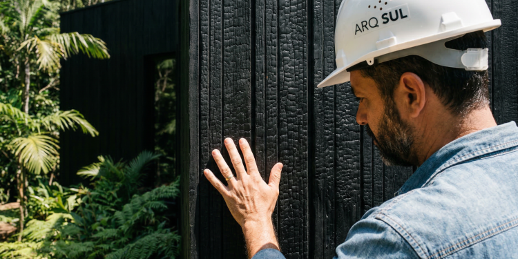 O chalé negro de 40 metros quadrados revestido com madeira queimada que dispensa pintura e resiste ao sol e à chuva por décadas.