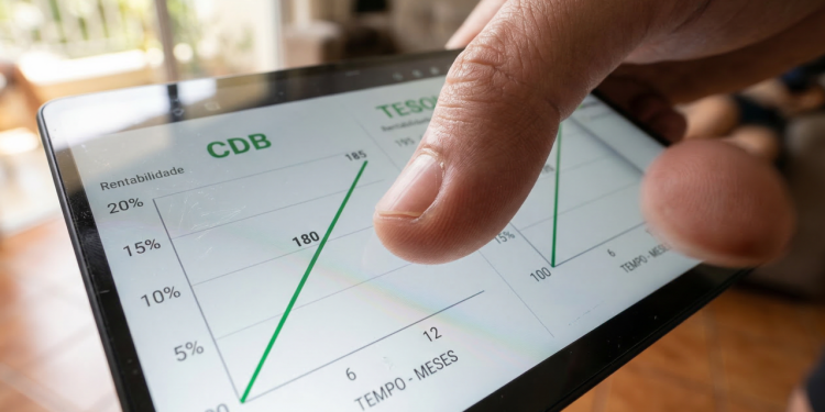 Escolher entre CDB ou Tesouro Selic pode impactar seus resultados financeiros, entenda fatores que muitos investidores ignoram