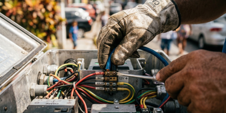 A sentinela solar que guarda a luz do dia dentro do poste para iluminar a rua à noite sem gastar um centavo da rede elétrica