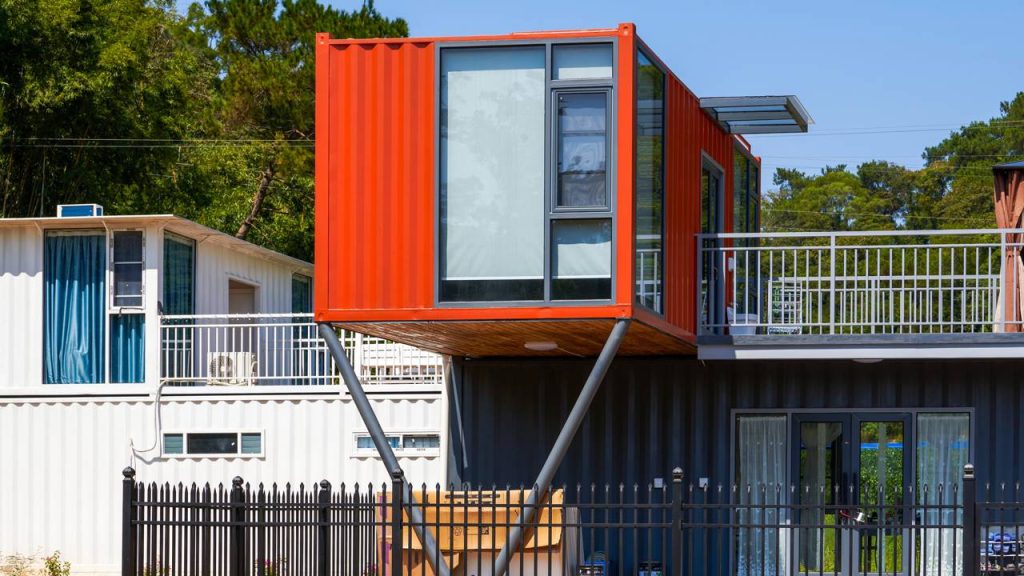 Casa modular com estrutura de containers de 60 metros quadrados une rapidez de obra, estilo industrial e baixo custo