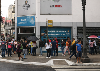 Desemprego sobe a 5,8% em trimestre até fevereiro, mas renda bate recorde