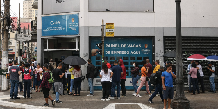 Desemprego sobe a 5,8% em trimestre até fevereiro, mas renda bate recorde