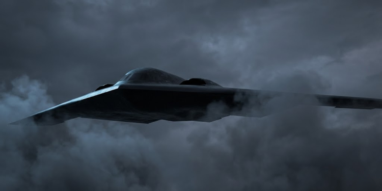 Bombardeiro B-2 camuflado entre nuvens escuras ao anoitecer