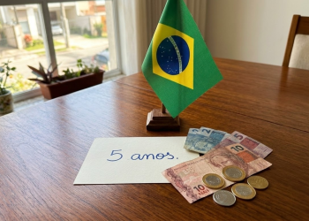Consumidor analisando papéis de cobranças financeiras prescritas