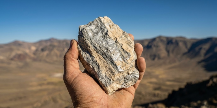 Geólogo segura amostra de argila de lítio sob o sol do deserto de Nevada.
