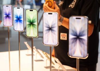 Apple lança mais baratos MacBook Neo e iPhone 17e;