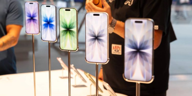 Apple lança mais baratos MacBook Neo e iPhone 17e;