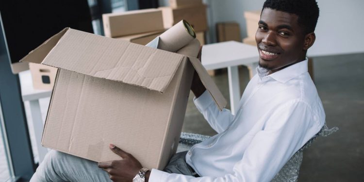 Jovem em novo emprego - Créditos: depositphotos.com / AllaSerebrina