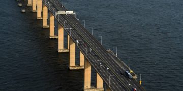 A colossal estrutura de concreto e aço de 13,2 km sobre a Baía de Guanabara que desafia ventos marítimos intensos e se consolidou como a maior travessia do Hemisfério Sul