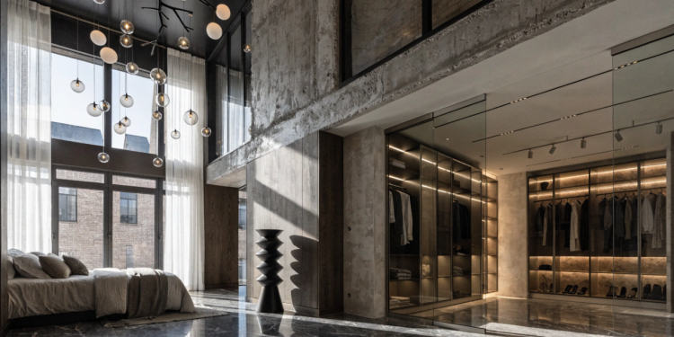 Projeto de sobrado moderno com suíte master e closet valoriza iluminação e integração dos espaços