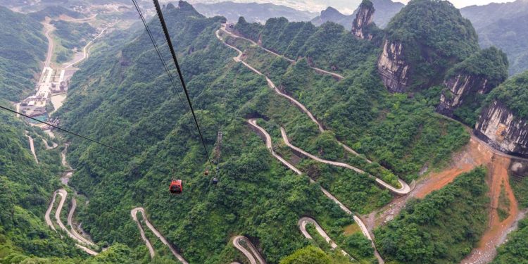 Tianmen Mountain - Créditos: depositphotos.com / casanowe1
