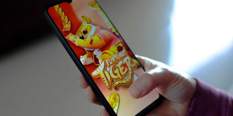 Onde o brasileiro gasta mais: Mega-Sena ou Jogo do Tigrinho?