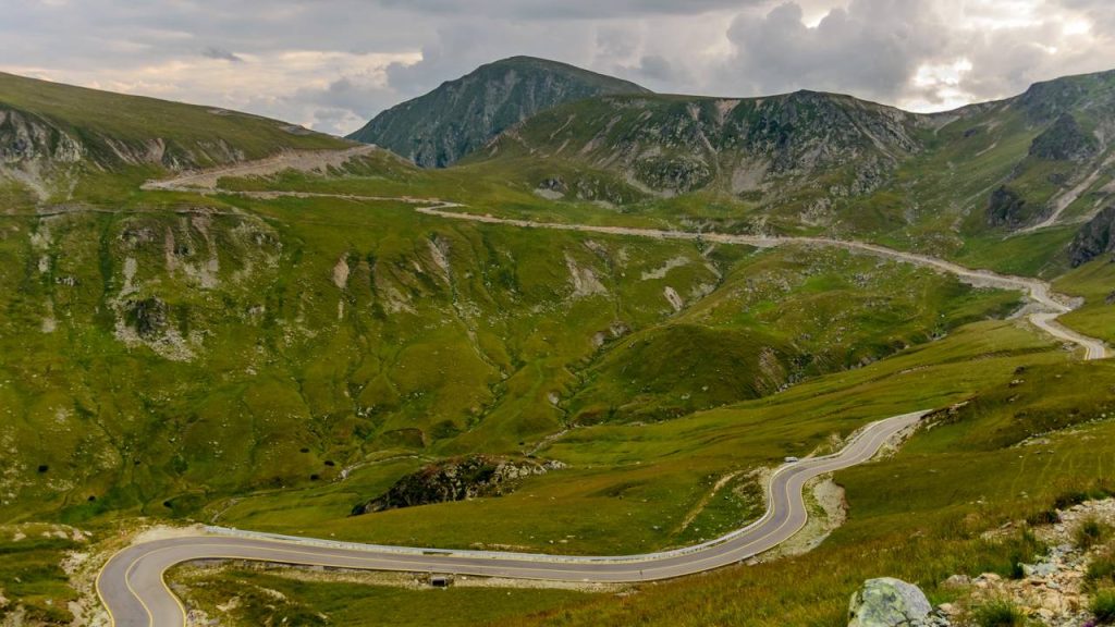A rodovia romena atinge 2.145 metros de altitude; com curvas sinuosas pelos Cárpatos, a Transalpina é o asfalto mais alto da Romênia