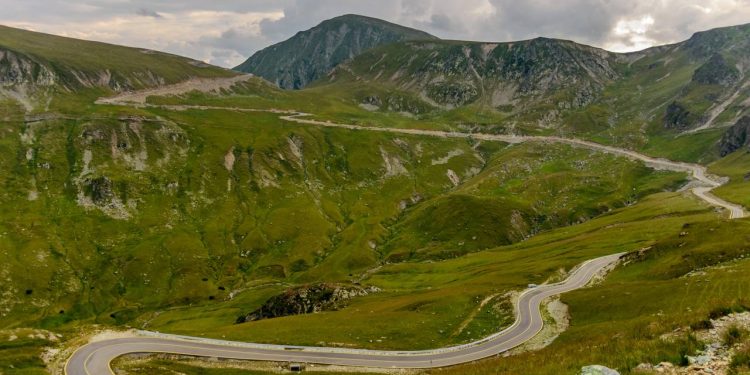 Estrada Transalpina ganha fama por sua altitude, pois o trajeto de 148 km a 2.145m virou o asfalto mais alto e espetacular de todos os Cárpatos