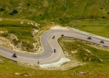 A rodovia romena atinge 2.145 metros de altitude; com curvas sinuosas pelos Cárpatos, a Transalpina é o asfalto mais alto da Romênia