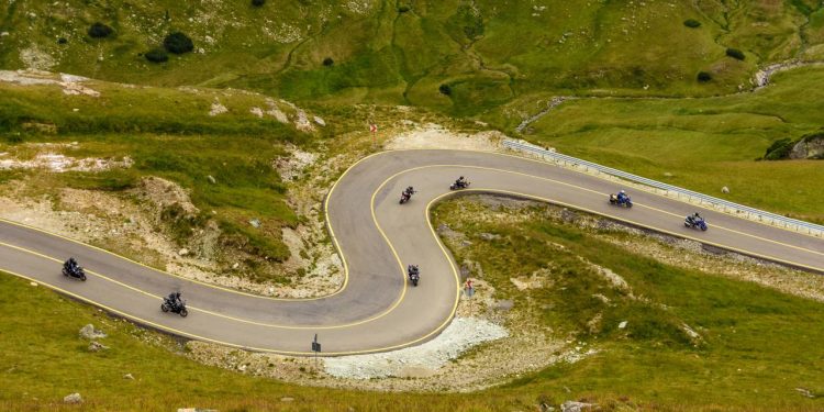 A rodovia romena atinge 2.145 metros de altitude; com curvas sinuosas pelos Cárpatos, a Transalpina é o asfalto mais alto da Romênia