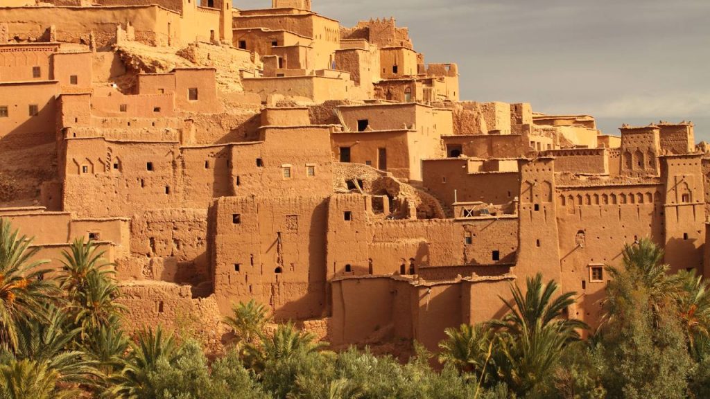 Com suas muralhas de barro datadas do século XI, a cidade fortificada surge como um dos maiores ícones da arquitetura de adobe no norte da África