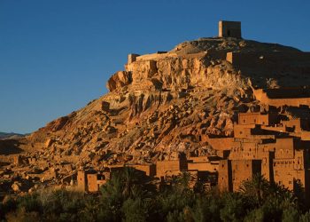 Com suas muralhas de barro datadas do século XI, a cidade fortificada surge como um dos maiores ícones da arquitetura de adobe no norte da África