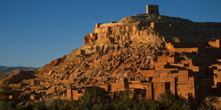 Com suas muralhas de barro datadas do século XI, a cidade fortificada surge como um dos maiores ícones da arquitetura de adobe no norte da África