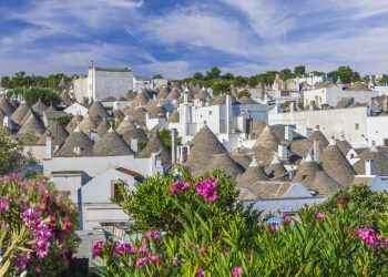 Com seus 1.500 telhados cônicos de pedra, a cidade italiana surge como a maior concentração de trulli preservados do mundo desde o século XVI