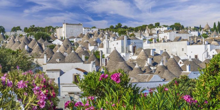 Com seus 1.500 telhados cônicos de pedra, a cidade italiana surge como a maior concentração de trulli preservados do mundo desde o século XVI