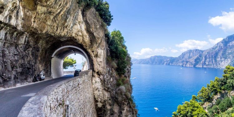 Com 50 km de extensão e abismos sobre o mar, a estrada italiana surgiu como o trajeto litorâneo mais cênico e preservado da Europa