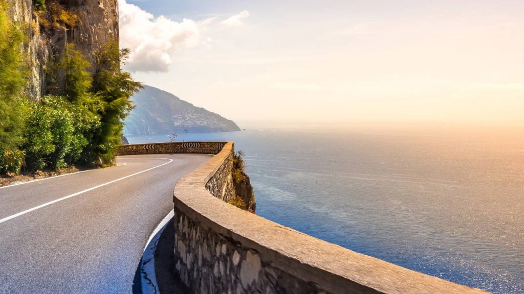 Com 50 km de extensão e abismos sobre o mar, a estrada italiana surgiu como o trajeto litorâneo mais cênico e preservado da Europa