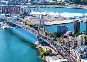 Com 805 metros de extensão e torres de 120 metros, a Anzac Bridge é a maior ponte estaiada da Austrália e um ícone da engenharia moderna