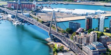 Com 805 metros de extensão e torres de 120 metros, a Anzac Bridge é a maior ponte estaiada da Austrália e um ícone da engenharia moderna