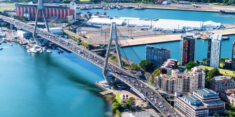 Com 805 metros de extensão e torres de 120 metros, a Anzac Bridge é a maior ponte estaiada da Austrália e um ícone da engenharia moderna