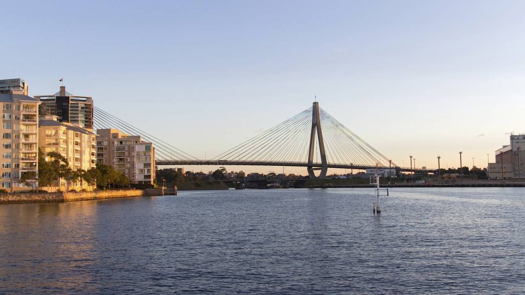 Com 805 metros de extensão e torres de 120 metros, a Anzac Bridge é a maior ponte estaiada da Austrália e um ícone da engenharia moderna