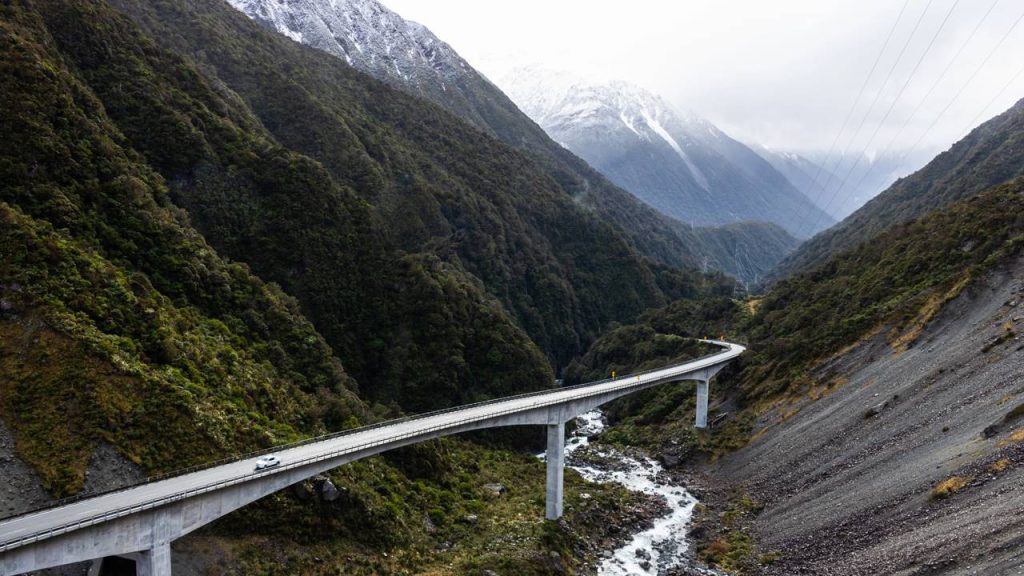 Estrada na Nova Zelândia ganha fama por seus viadutos, pois o trajeto de 900 m de altitude corta os Alpes do Sul em um cenário de montanhas