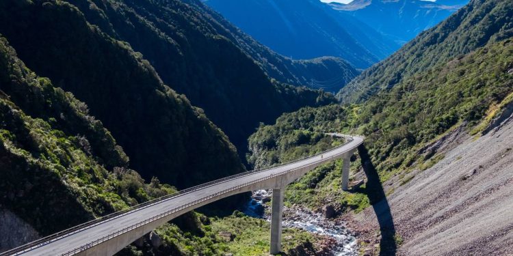 Estrada na Nova Zelândia ganha fama por seus viadutos, pois o trajeto de 900 m de altitude corta os Alpes do Sul em um cenário de montanhas