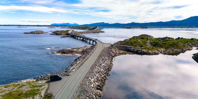 Com 8,3 km de extensão e 8 pontes curvas, a rodovia norueguesa surgiu como uma obra de engenharia sem precedentes sobre o oceano
