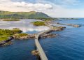 A assustadora rodovia curvada na Europa que parece despencar no abismo e lança os carros contra ondas oceânicas de 10 metros de altura