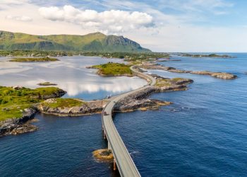A assustadora rodovia curvada na Europa que parece despencar no abismo e lança os carros contra ondas oceânicas de 10 metros de altura