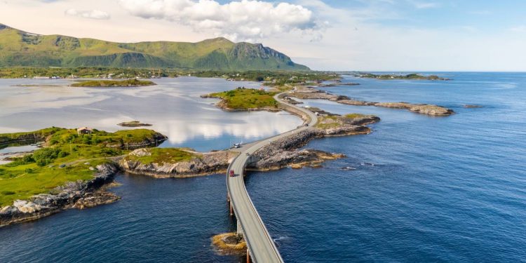 A assustadora rodovia curvada na Europa que parece despencar no abismo e lança os carros contra ondas oceânicas de 10 metros de altura