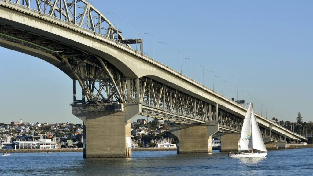Com 1.020 metros de extensão e 43 metros de vão livre, a ponte em Auckland é uma das obras de infraestrutura mais movimentadas da Nova Zelândia